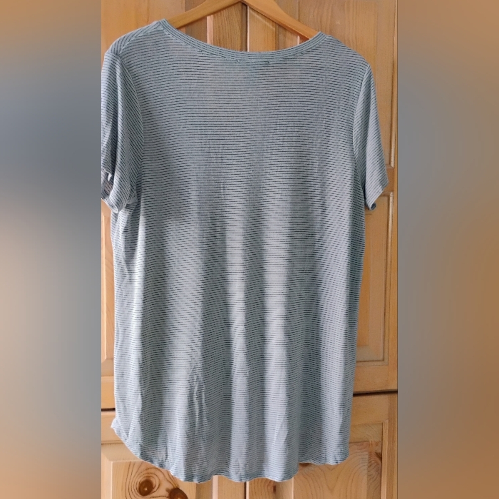 Forever 21 Grey and Black Soft Knit V-Neck Tee Sz XL - Picture 3 of 3
